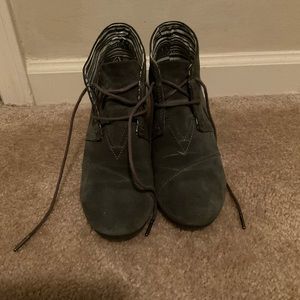 Women’s Size 10W Toms Gray Desert Suede Gray Wedge